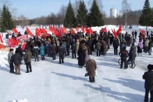 Около 200 челнинских коммунистов пришли сегодня в парк Победы на свой праздничный митинг
